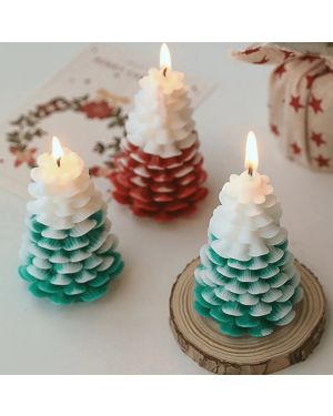 Duftkerze in Form eines Weihnachtsbaums / 5,7 x 9,6 cm